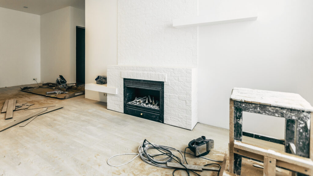 Blogue pour tendances 2026 en rénovation - photo d'une maison en rénovation avec foyer central